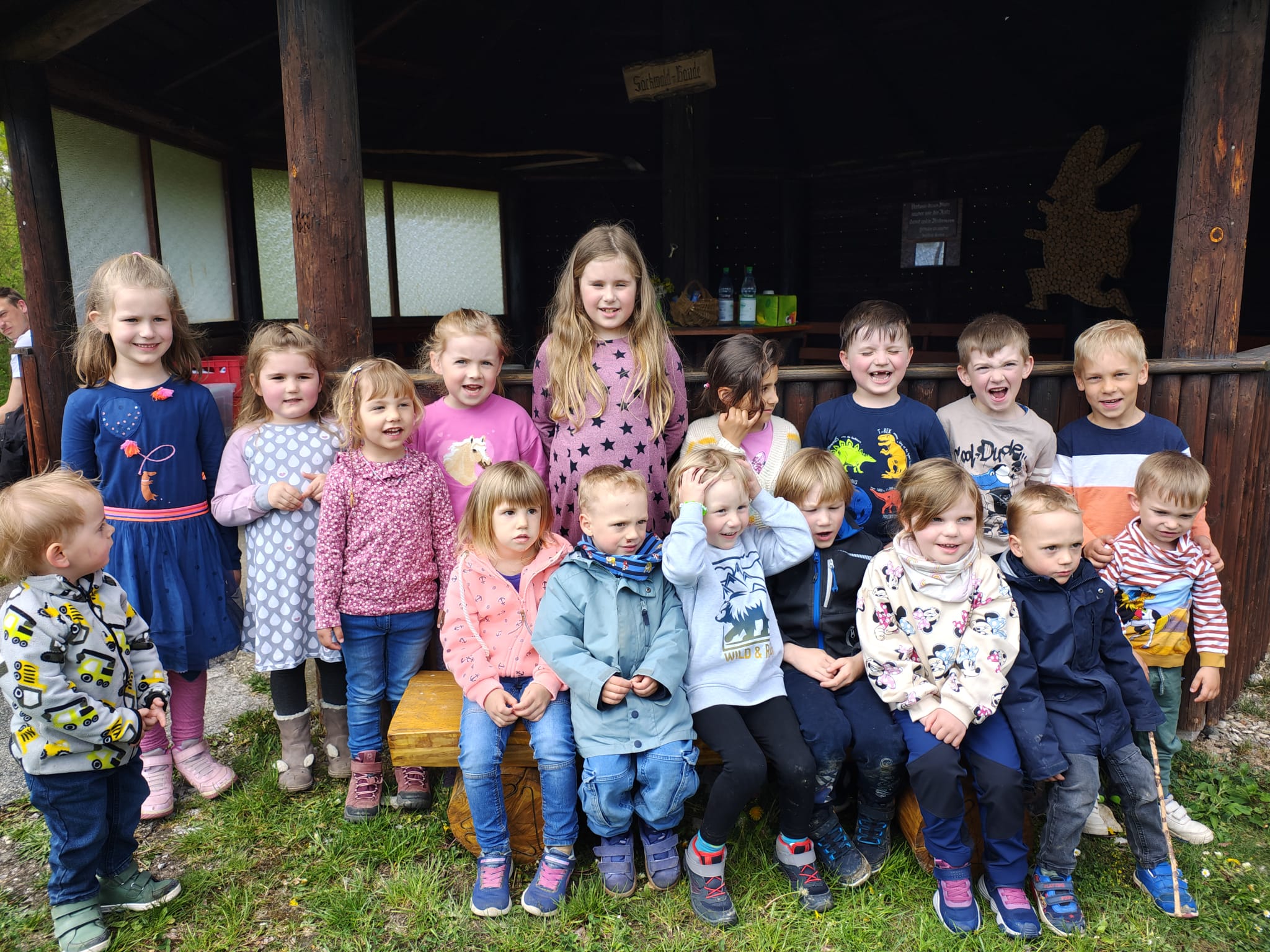 Bild vom Ostereiersuchen des DRK Woltershausen